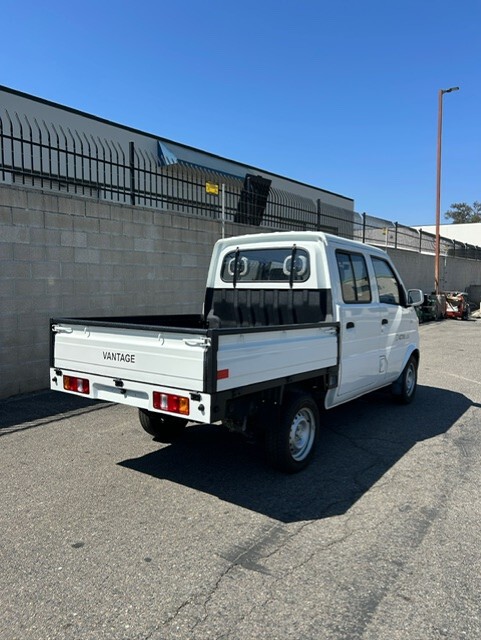 2023 John Deere **DEMO SPECIAL**  LiV9DR Electric Crew Cab Truck Image 8