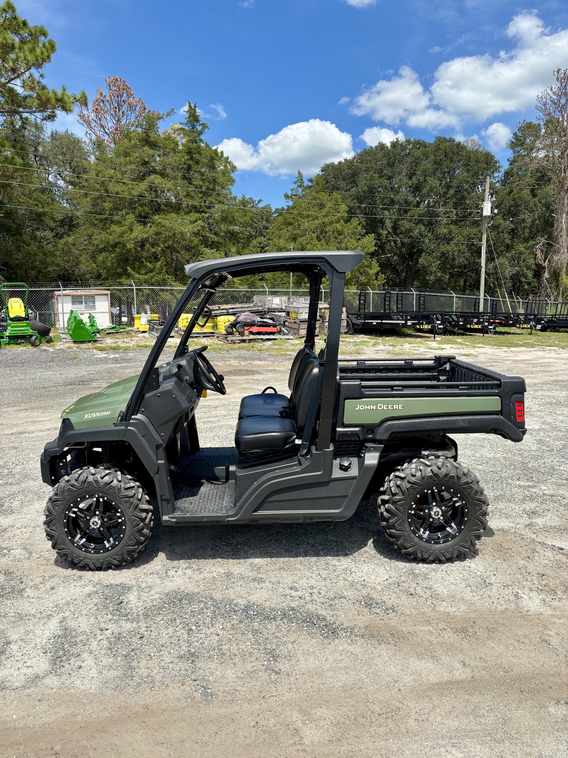 2022 John Deere XUV835M Image 2
