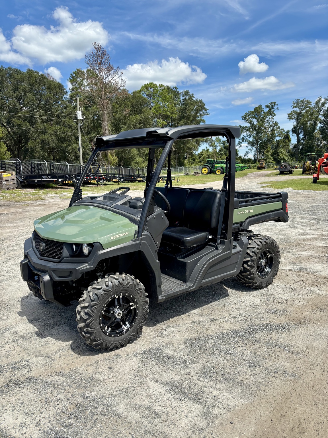 2022 John Deere XUV835M Image 1