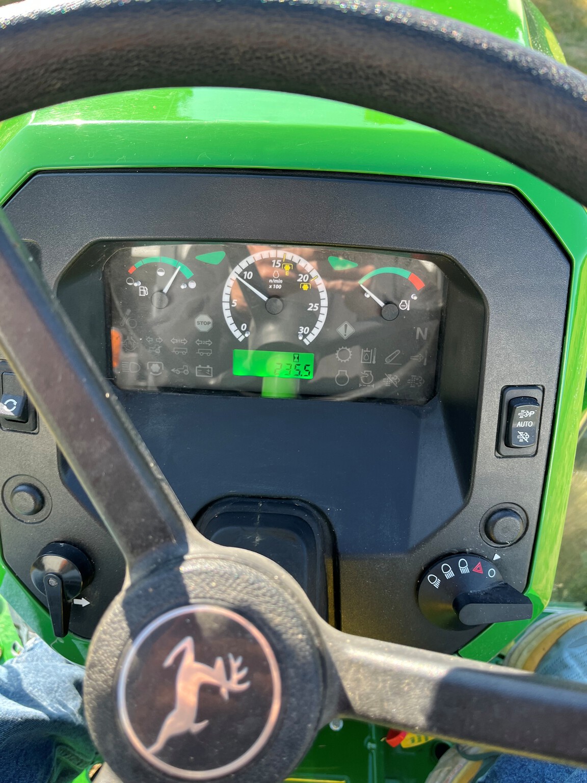 2018 John Deere 5045E Image 9