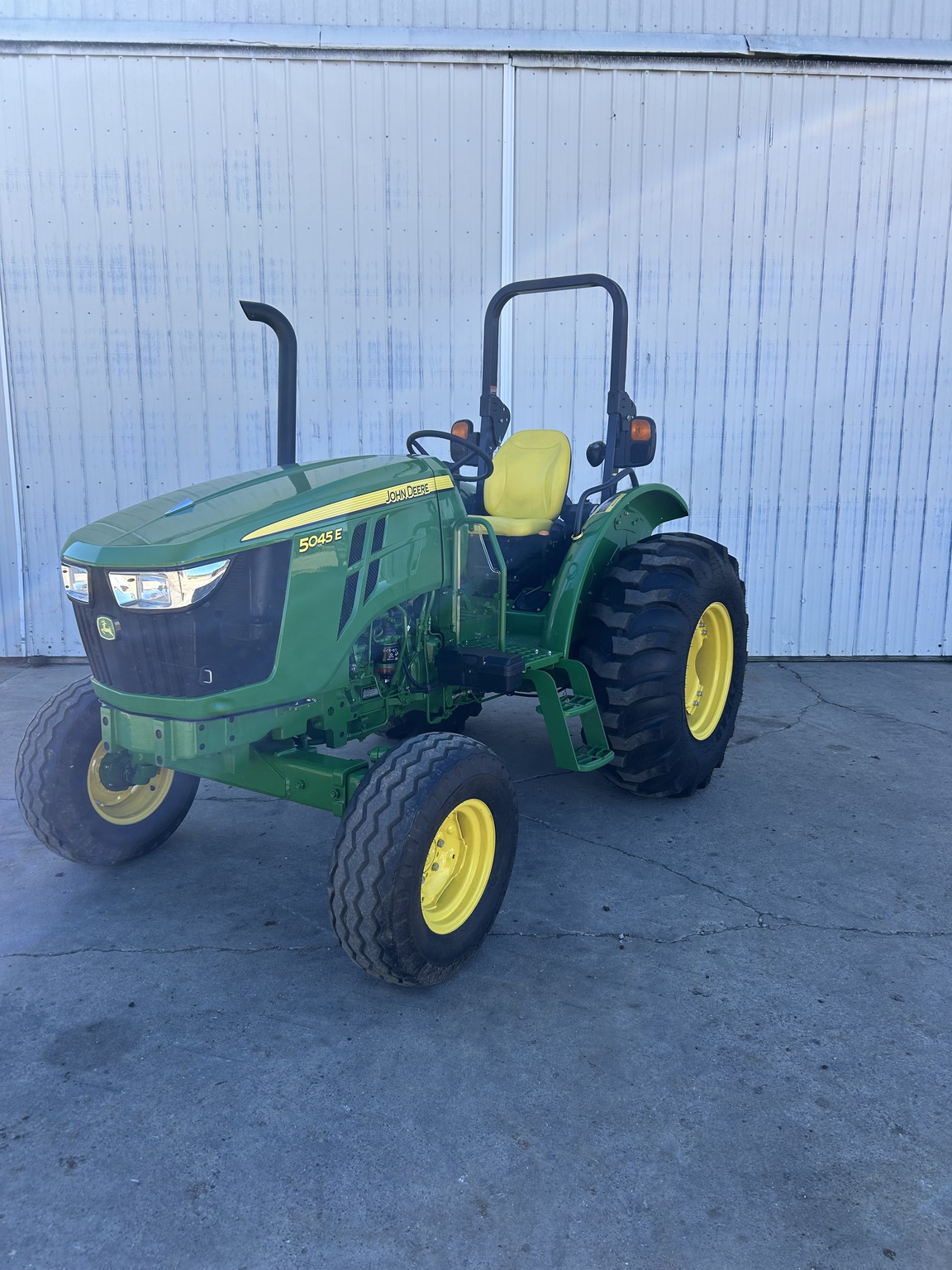 2018 John Deere 5045E Image 4