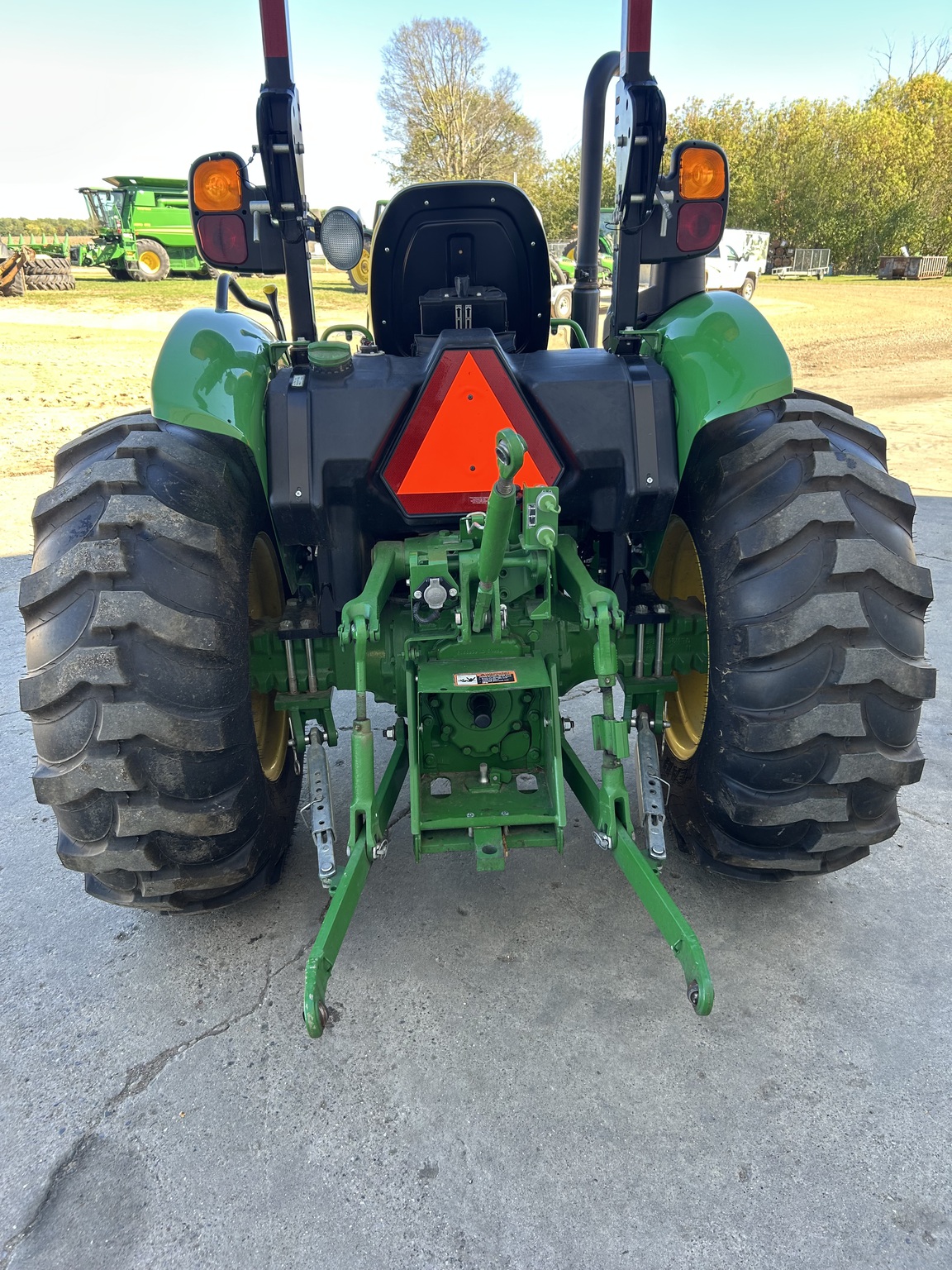 2018 John Deere 5045E Image 10