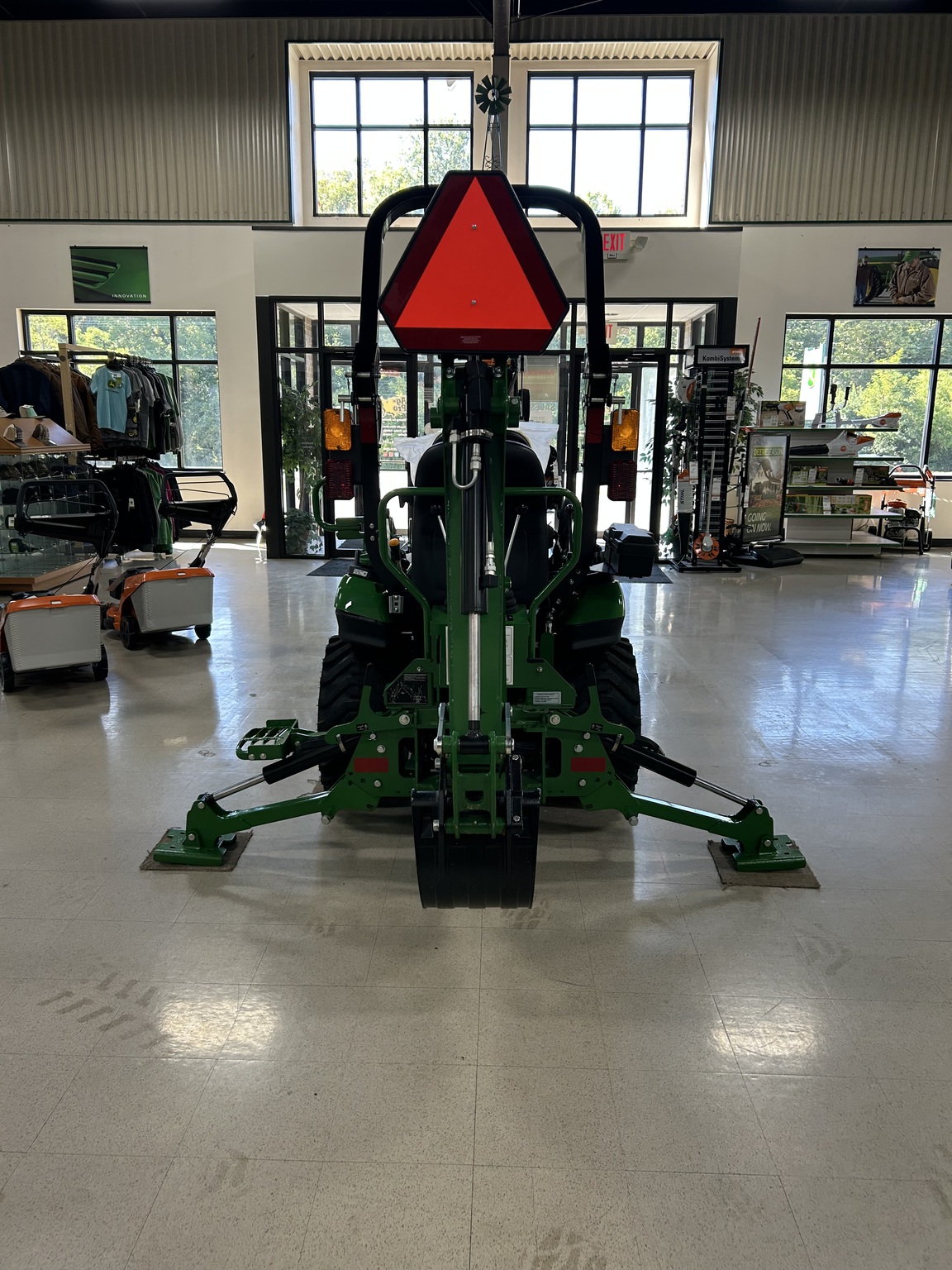 2025 John Deere 1025R Image 7