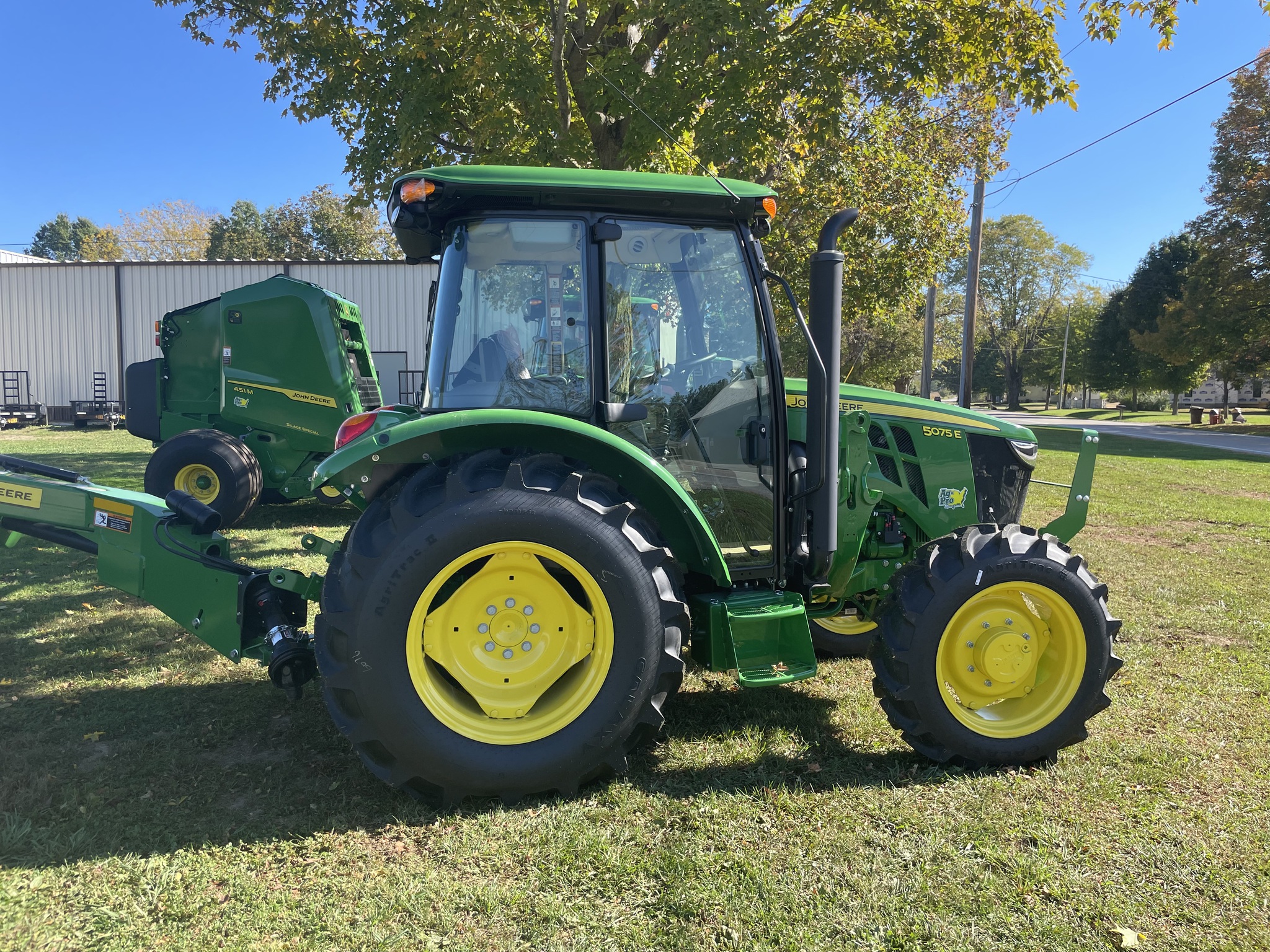 2025 John Deere 5075E Image 4