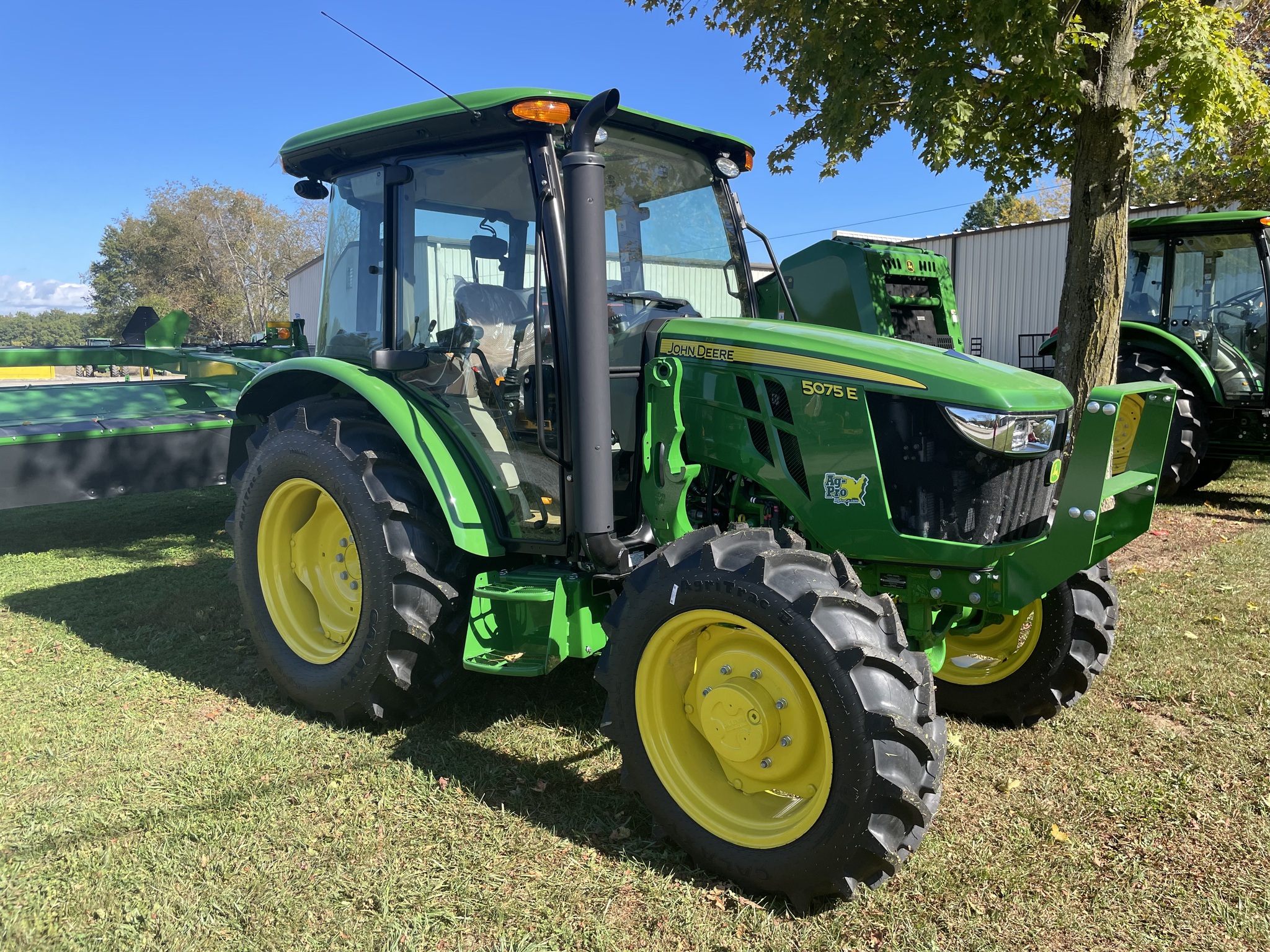 2025 John Deere 5075E Image 5