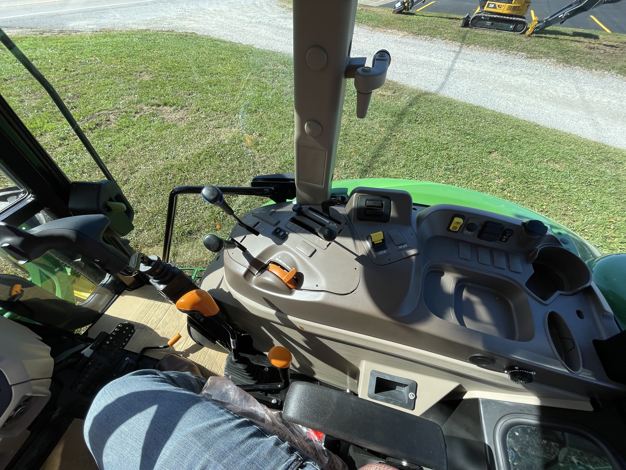 2025 John Deere 5075E Image 9