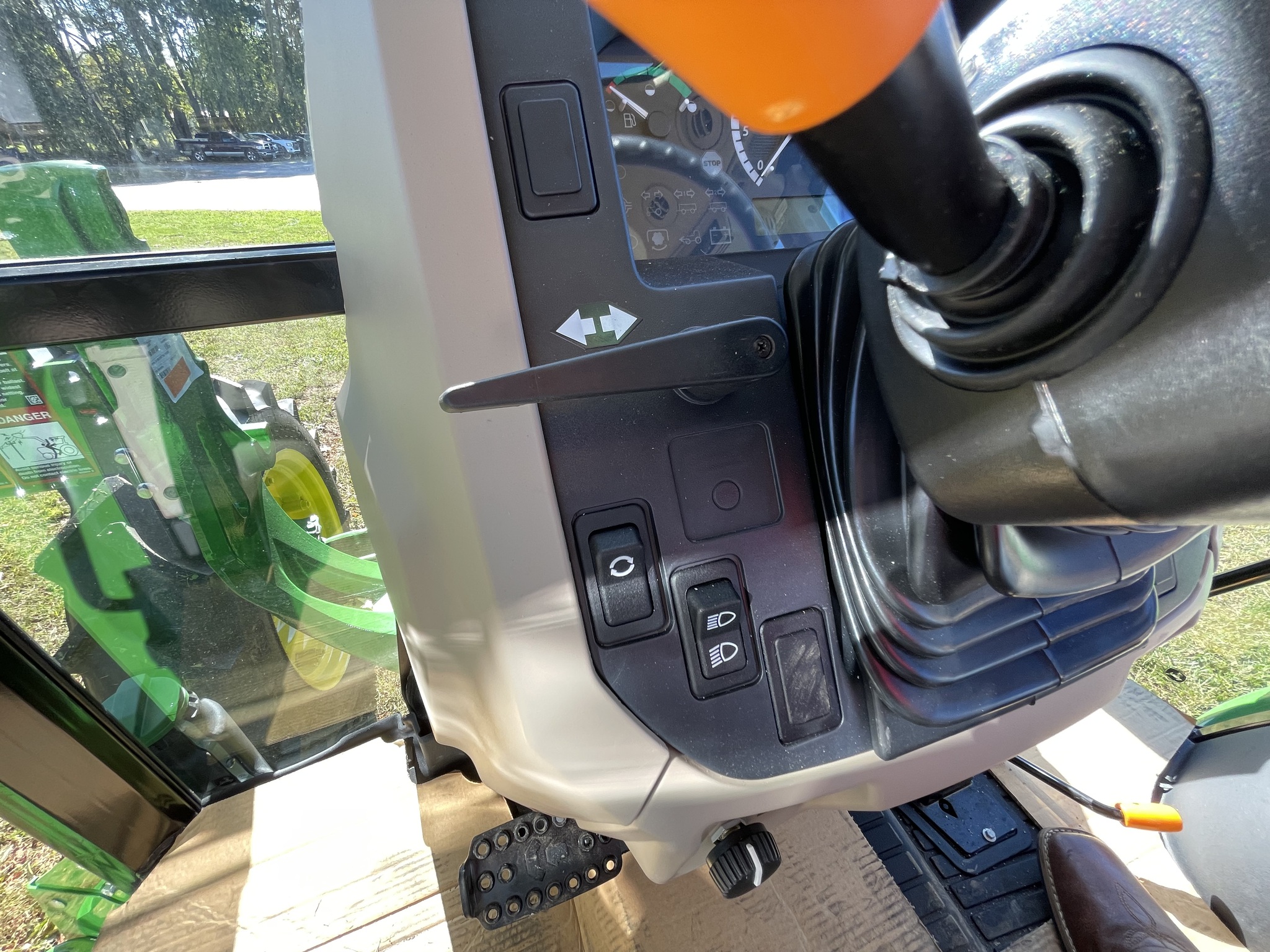 2025 John Deere 5075E Image 14