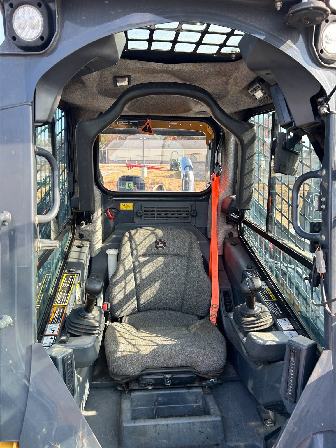 2023 John Deere 325G Image 4