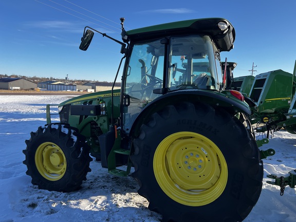 2025 John Deere 5075M - Photo7