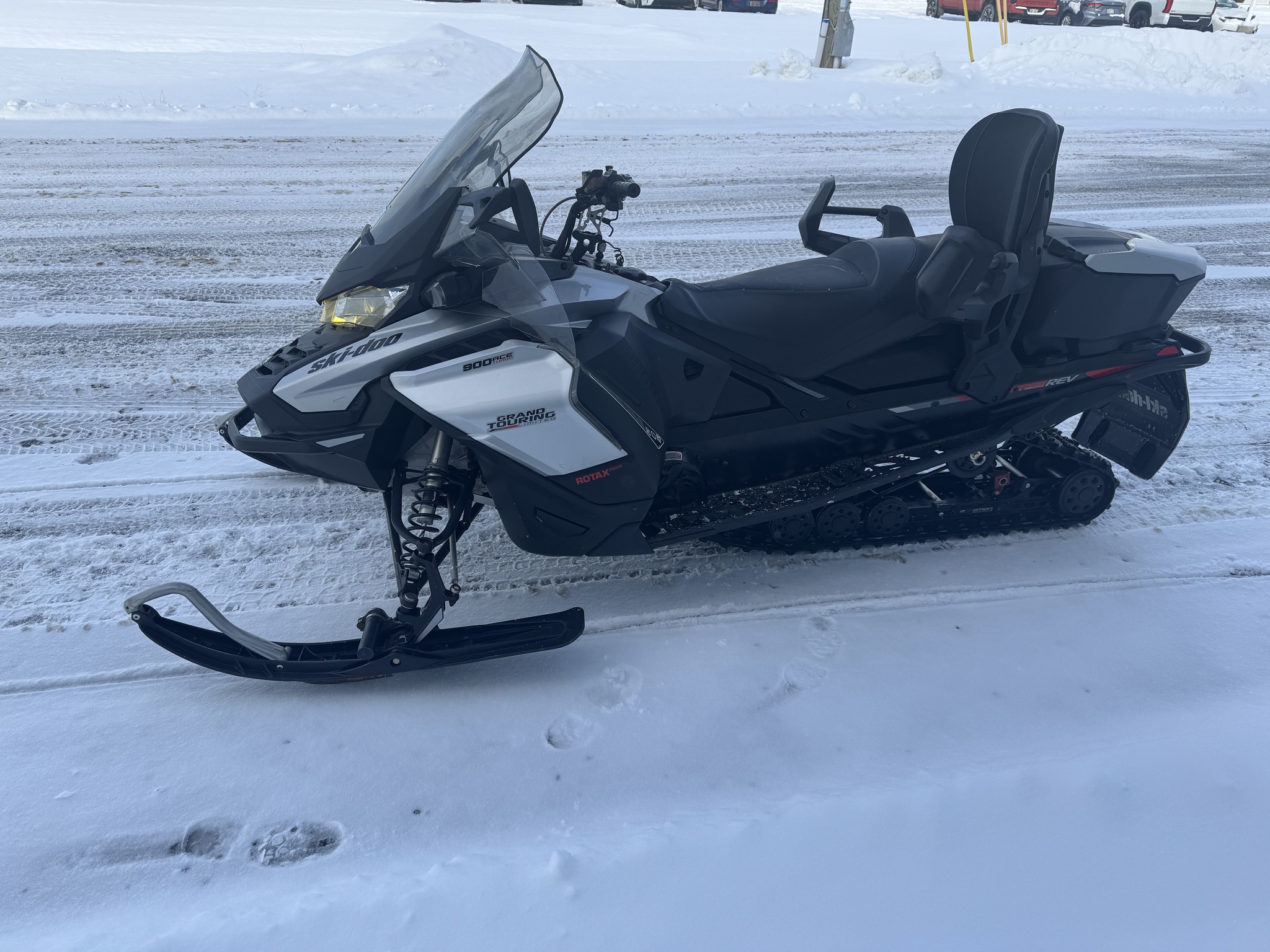 2019 Ski Doo Grand-Touring LTD 900 turbo Image 2