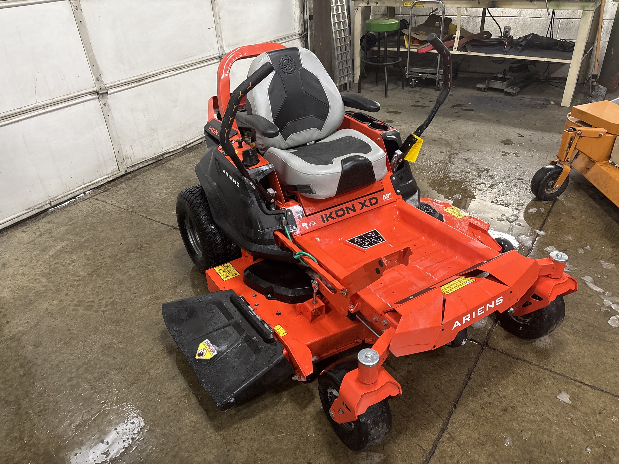 Used 2022 Ariens IKON XD 52 Zero Turn Mowers at Koenig Equipment in Urbana, OH - PhotoXL3