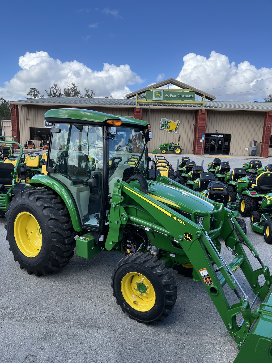 John Deere 4044R Image 2