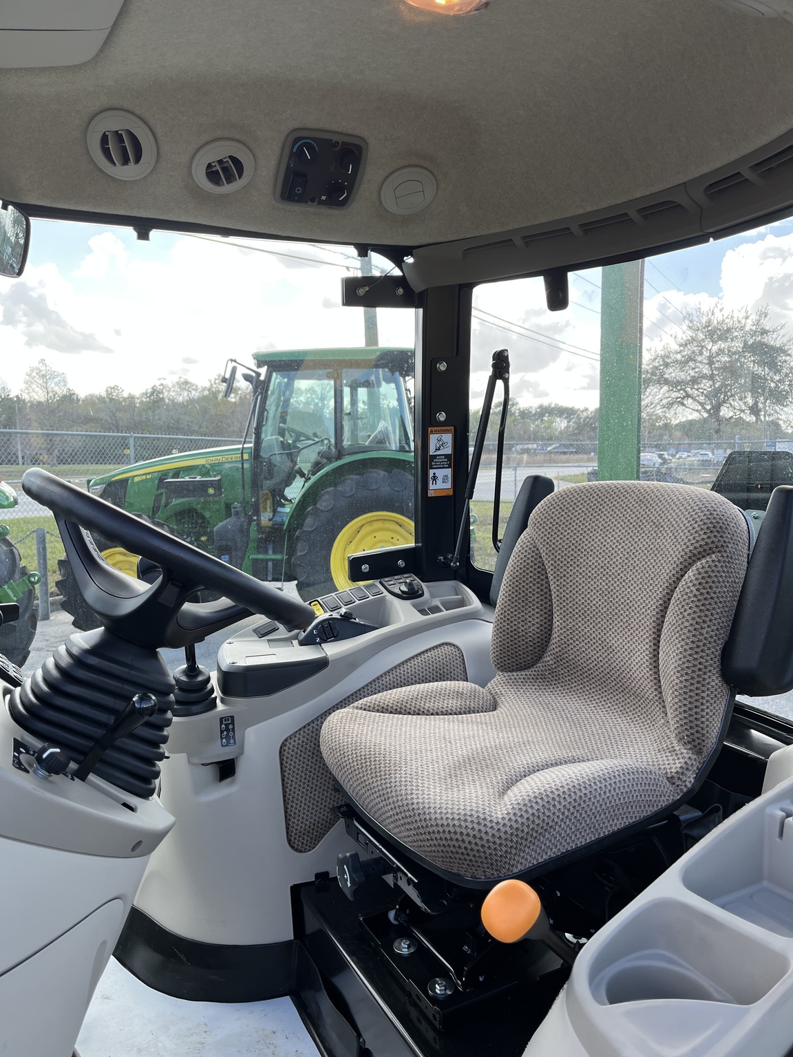 John Deere 4044R Image 7