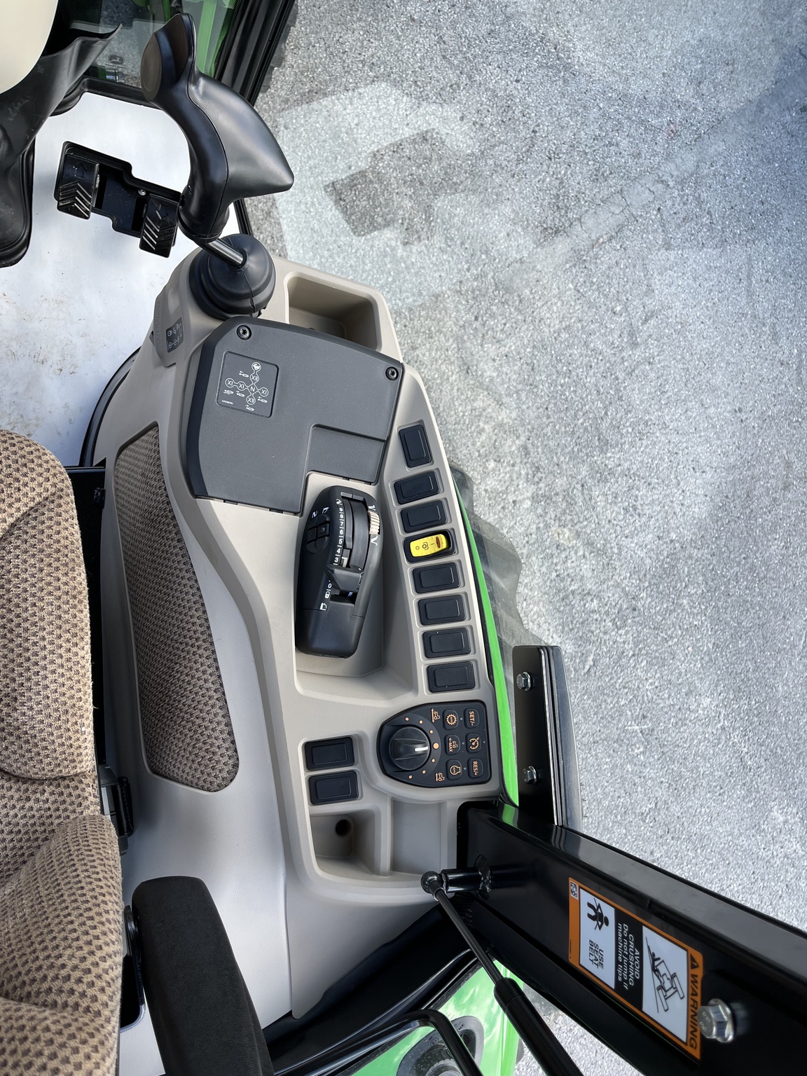 John Deere 4044R Image 8