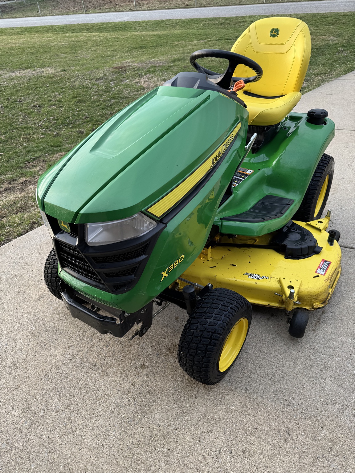 2020 John Deere X390 Image 5