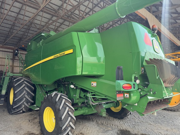 Photo of 2017 John Deere T670