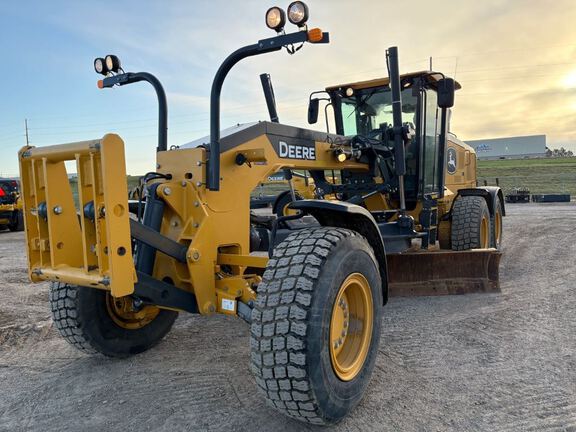 Photo of 2021 John Deere 772G