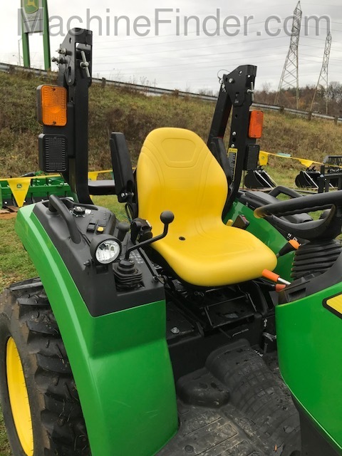 2017 John Deere 2032R Image 11