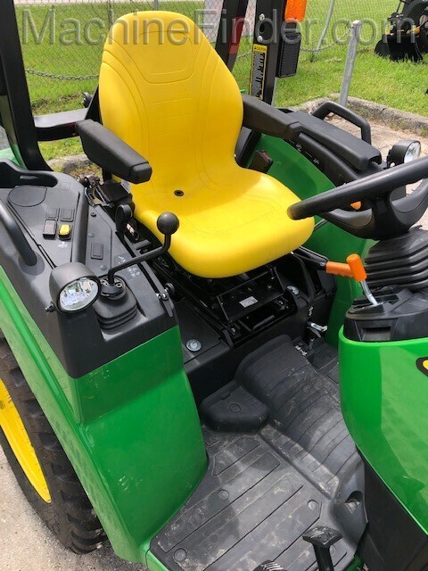 2020 John Deere 2038R Image 9