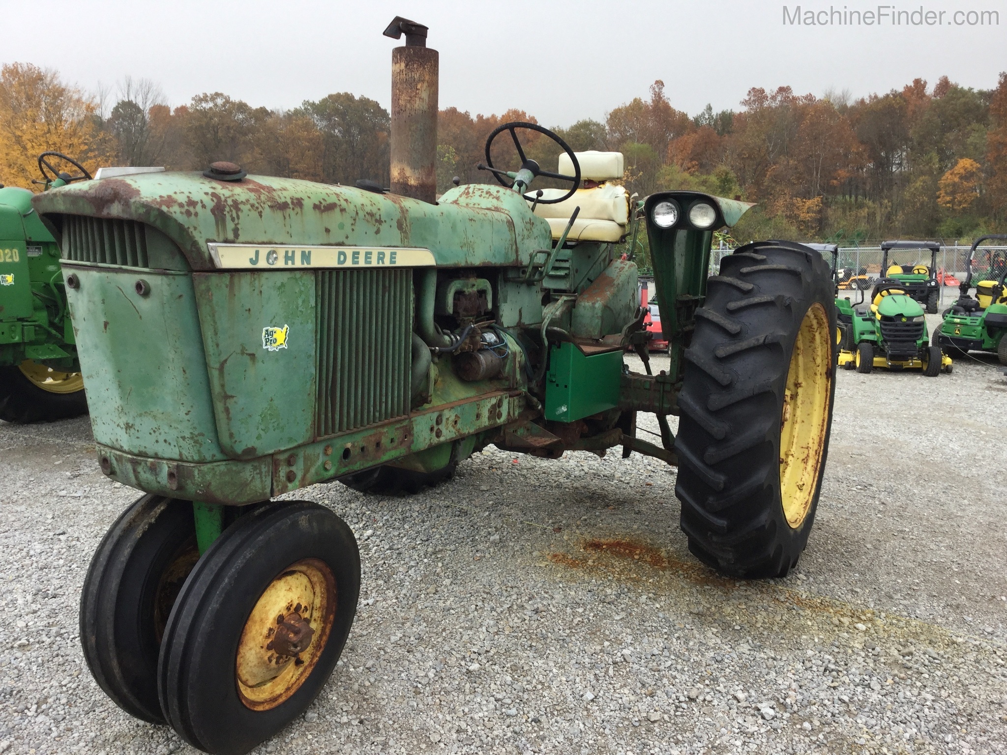 John Deere 3010 Image 2