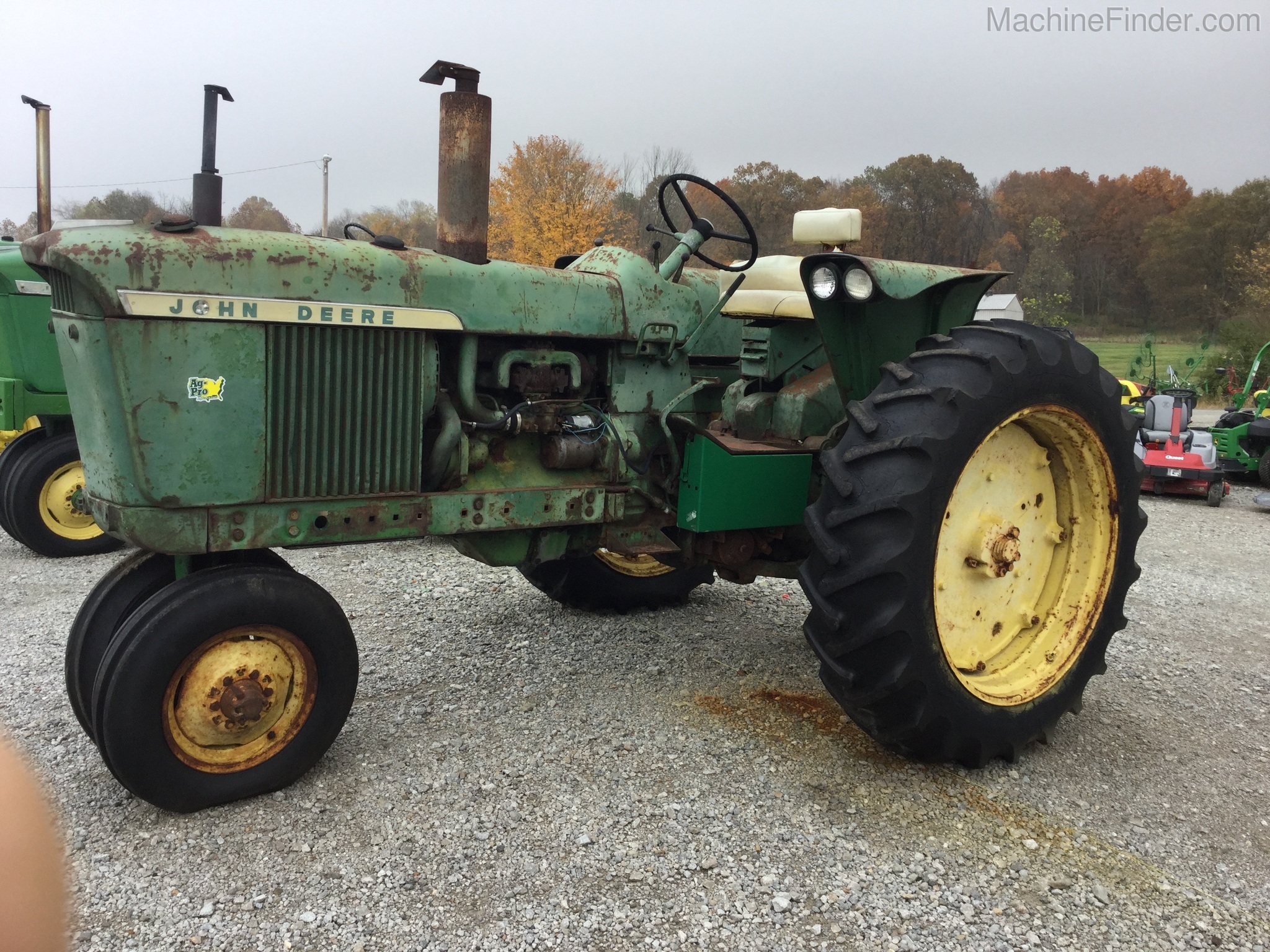 John Deere 3010 Image 3