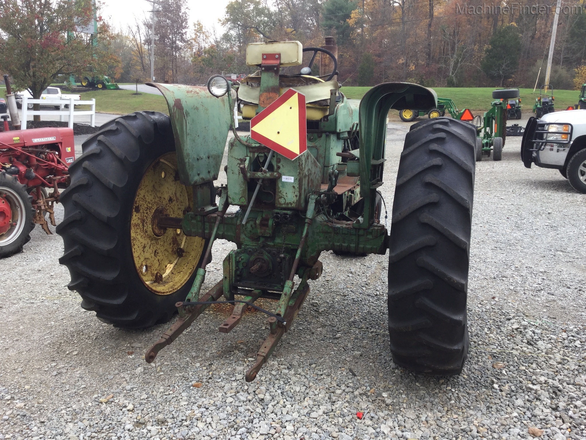 John Deere 3010 Image 5