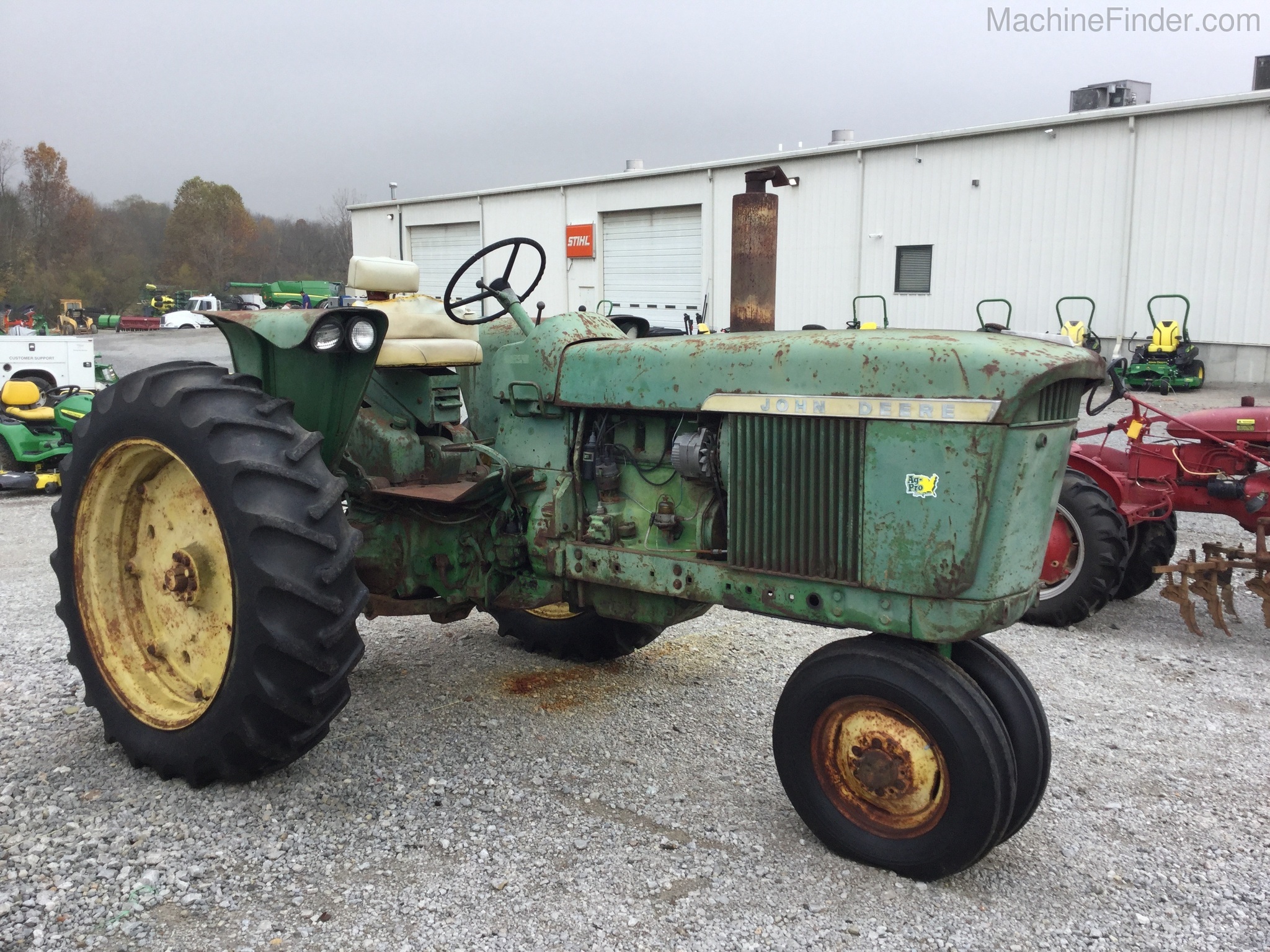 John Deere 3010 Image 7