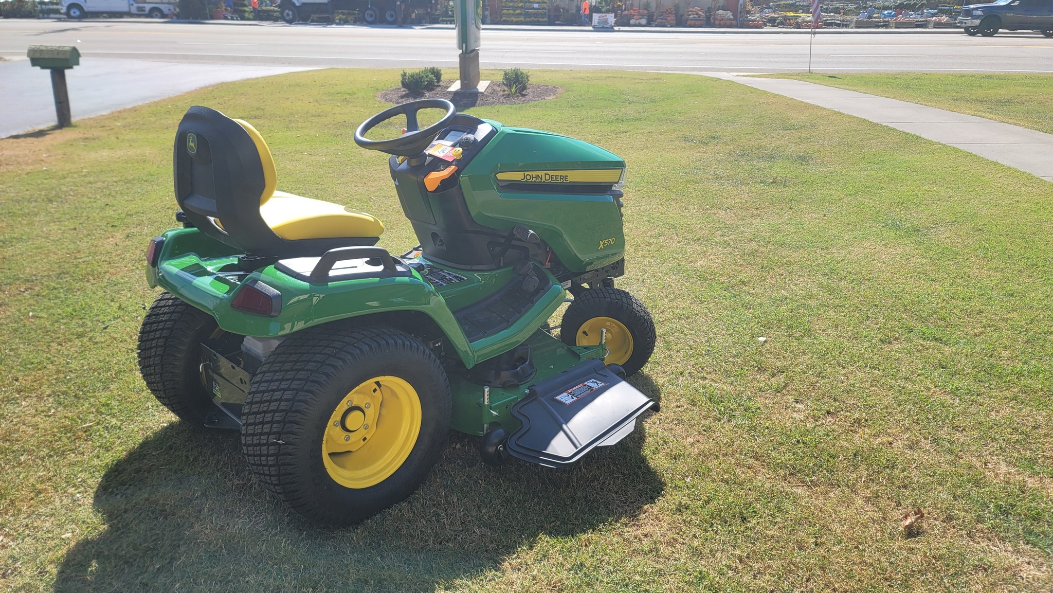 2025 John Deere X570 Image 4