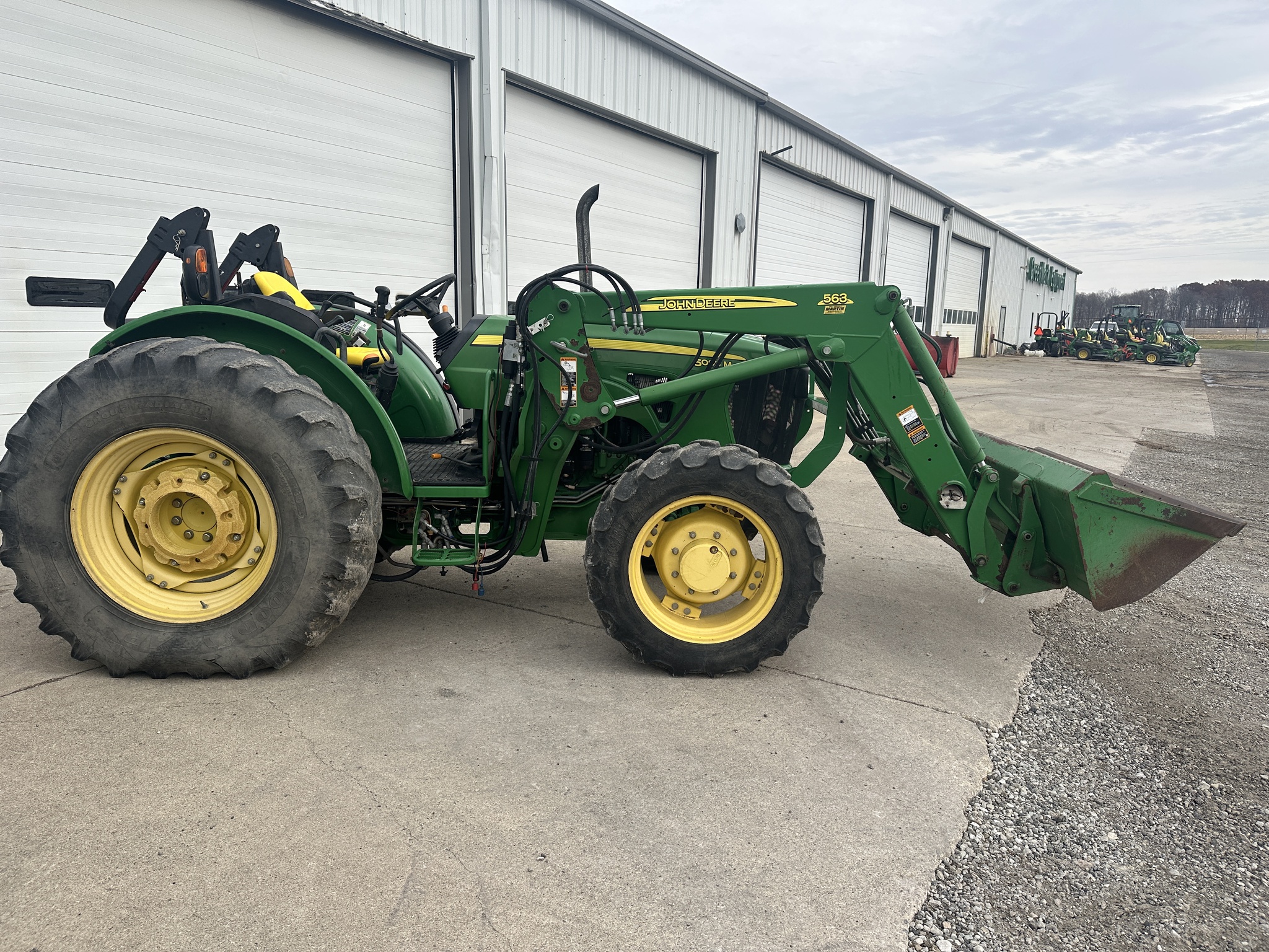 2009 John Deere 5095M Image 2