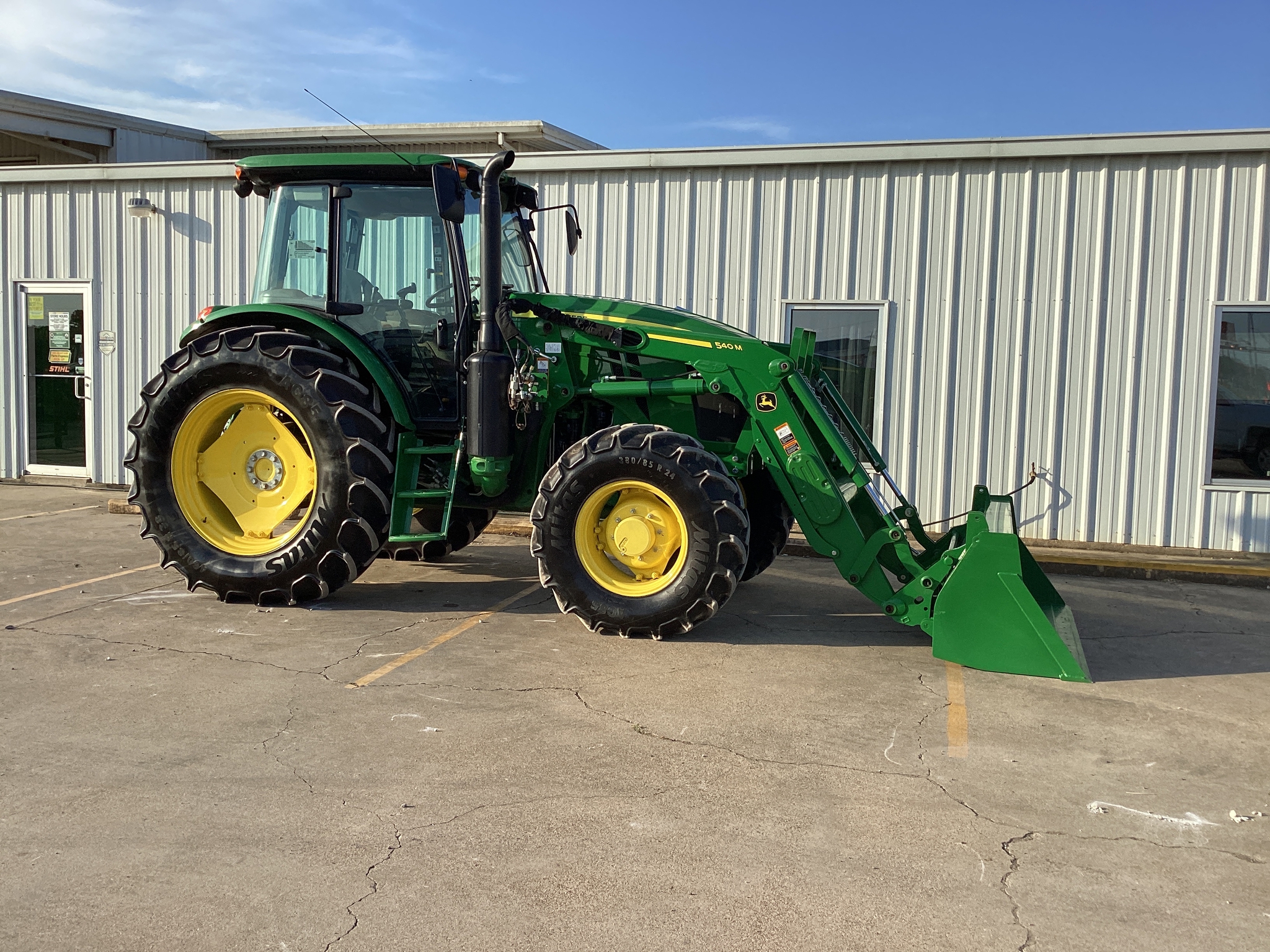 2023 John Deere 6105E Cab Image 9
