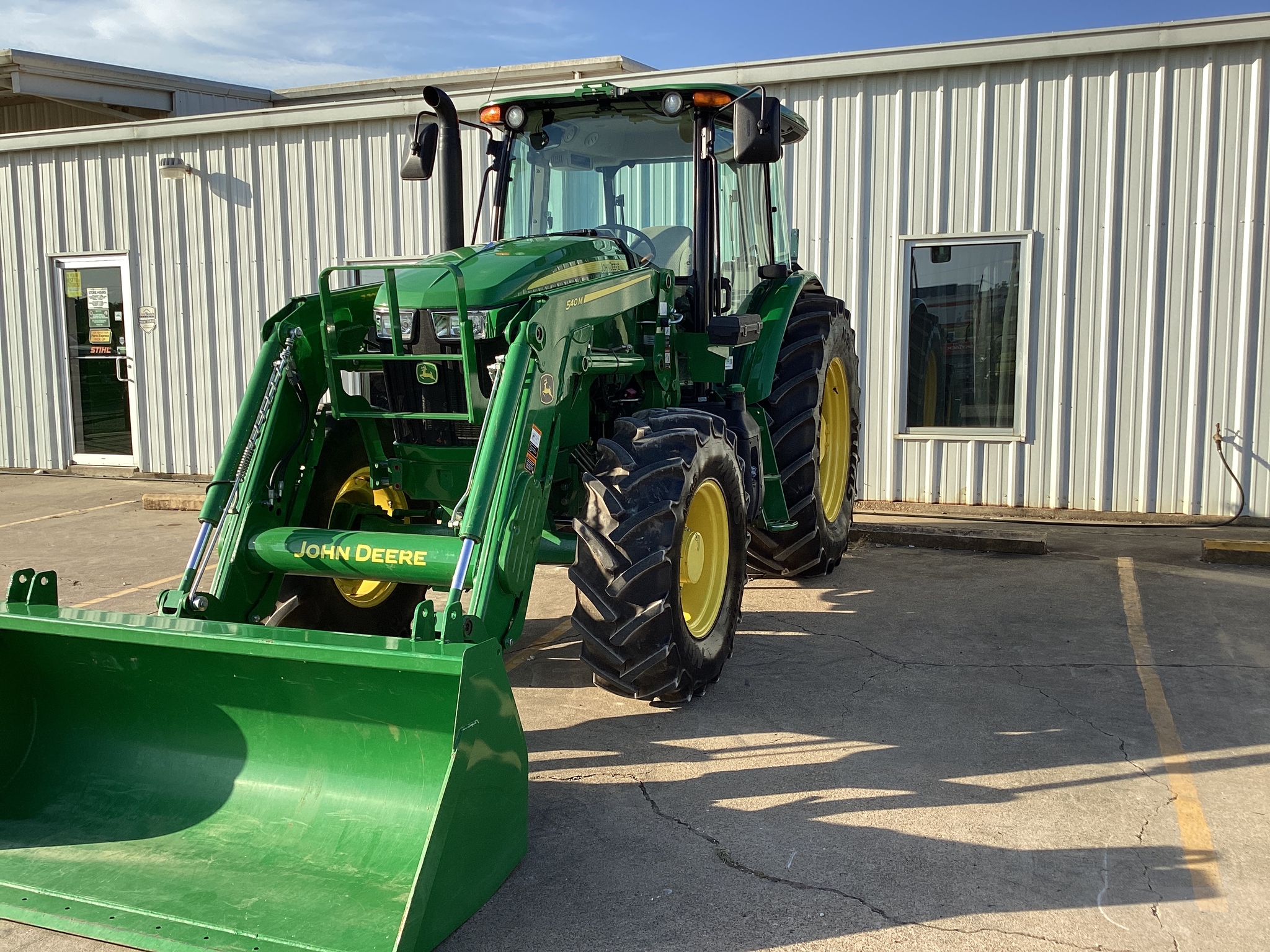 2023 John Deere 6105E Cab Image 4