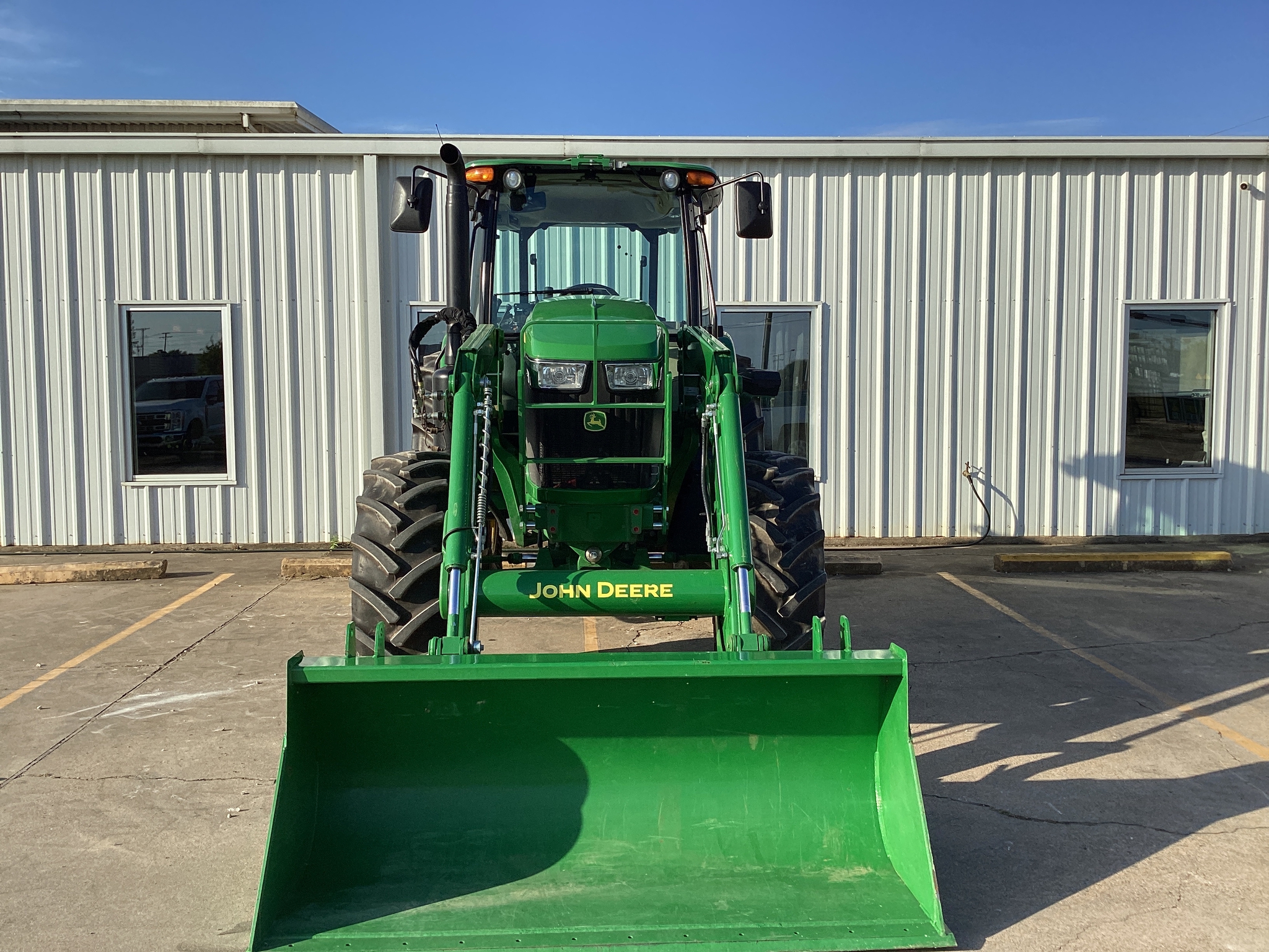 2023 John Deere 6105E Cab Image 5