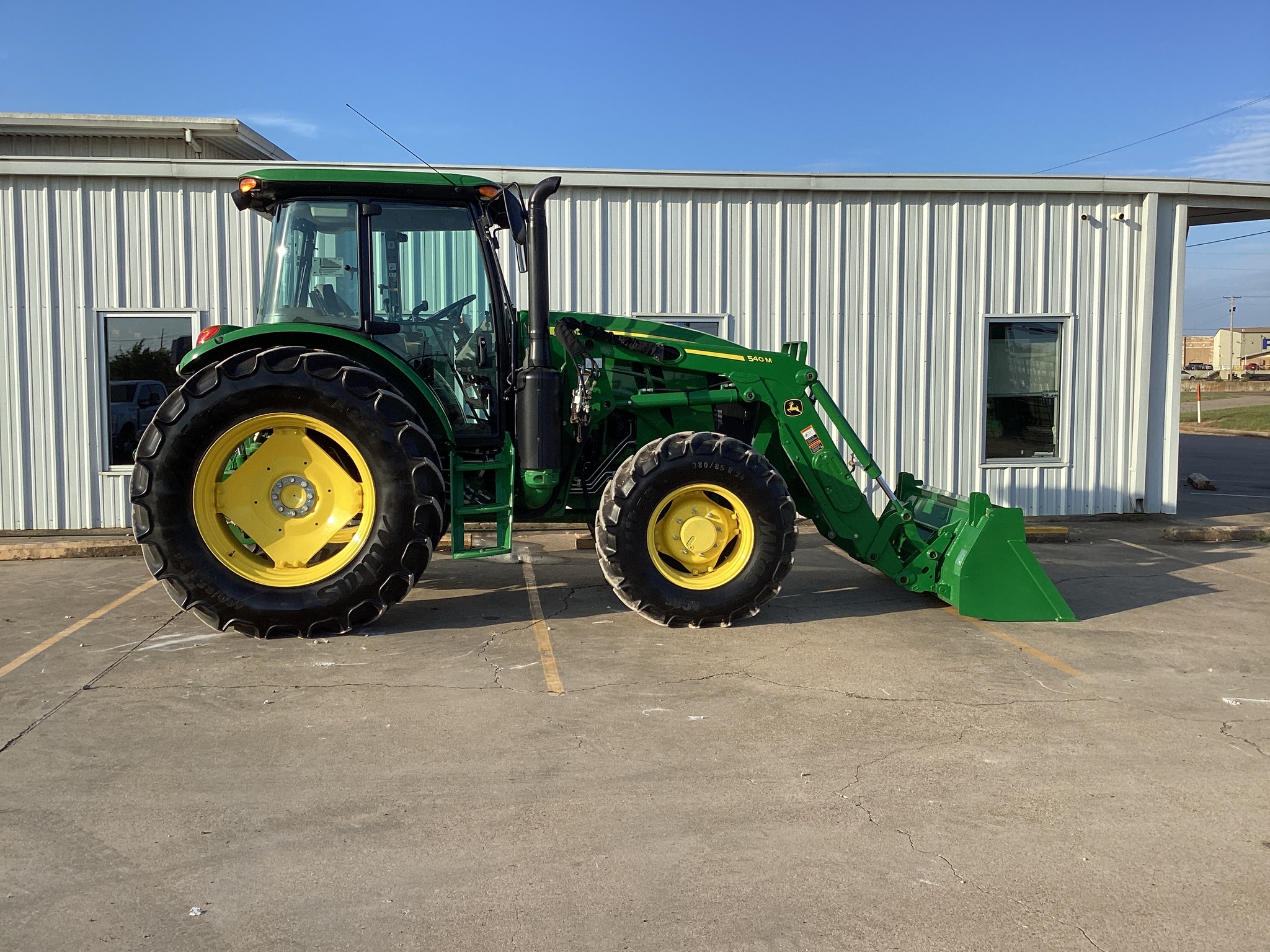 2023 John Deere 6105E Cab Image 10