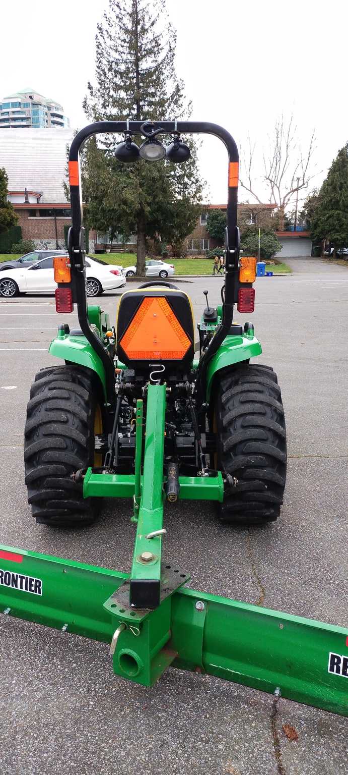 2016 John Deere 3032E Image 9