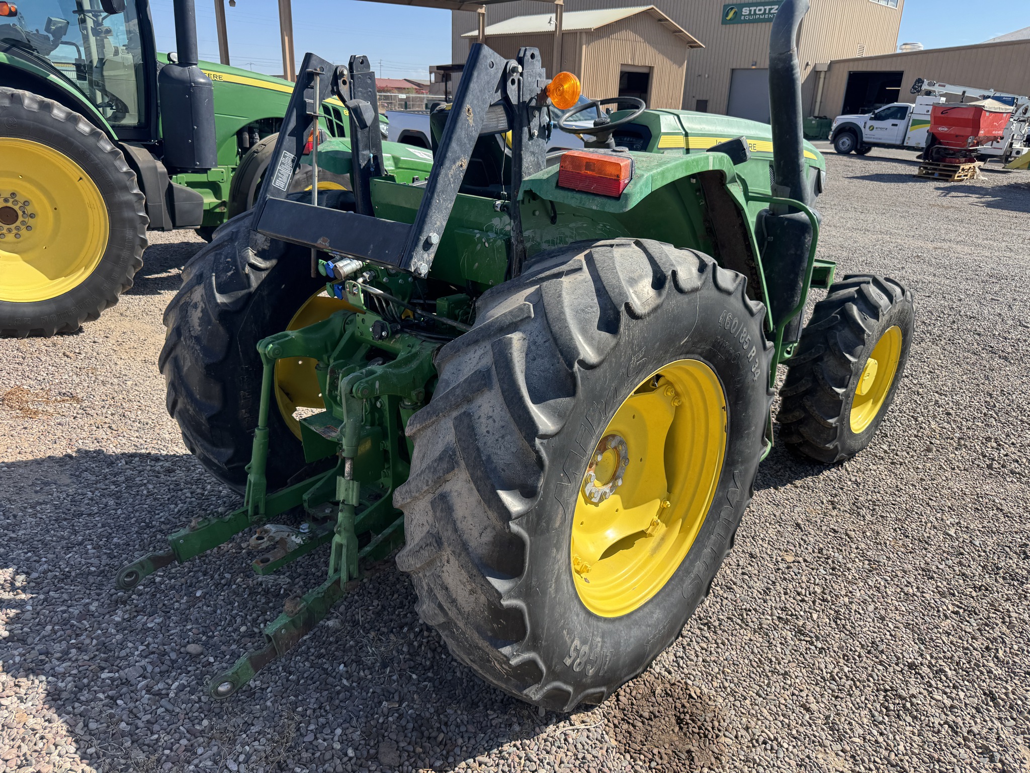 2020 John Deere 6105E Image 4