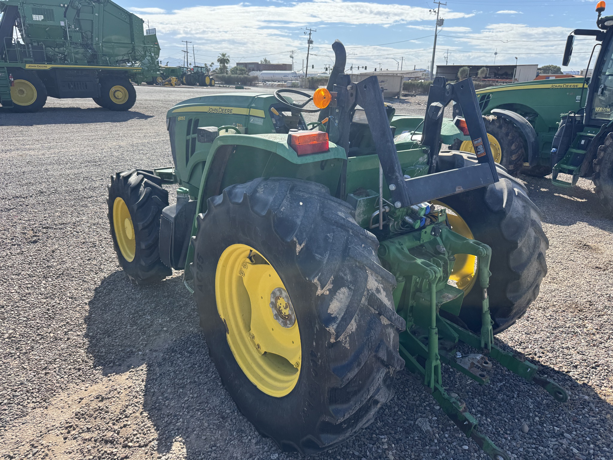 2020 John Deere 6105E Image 6