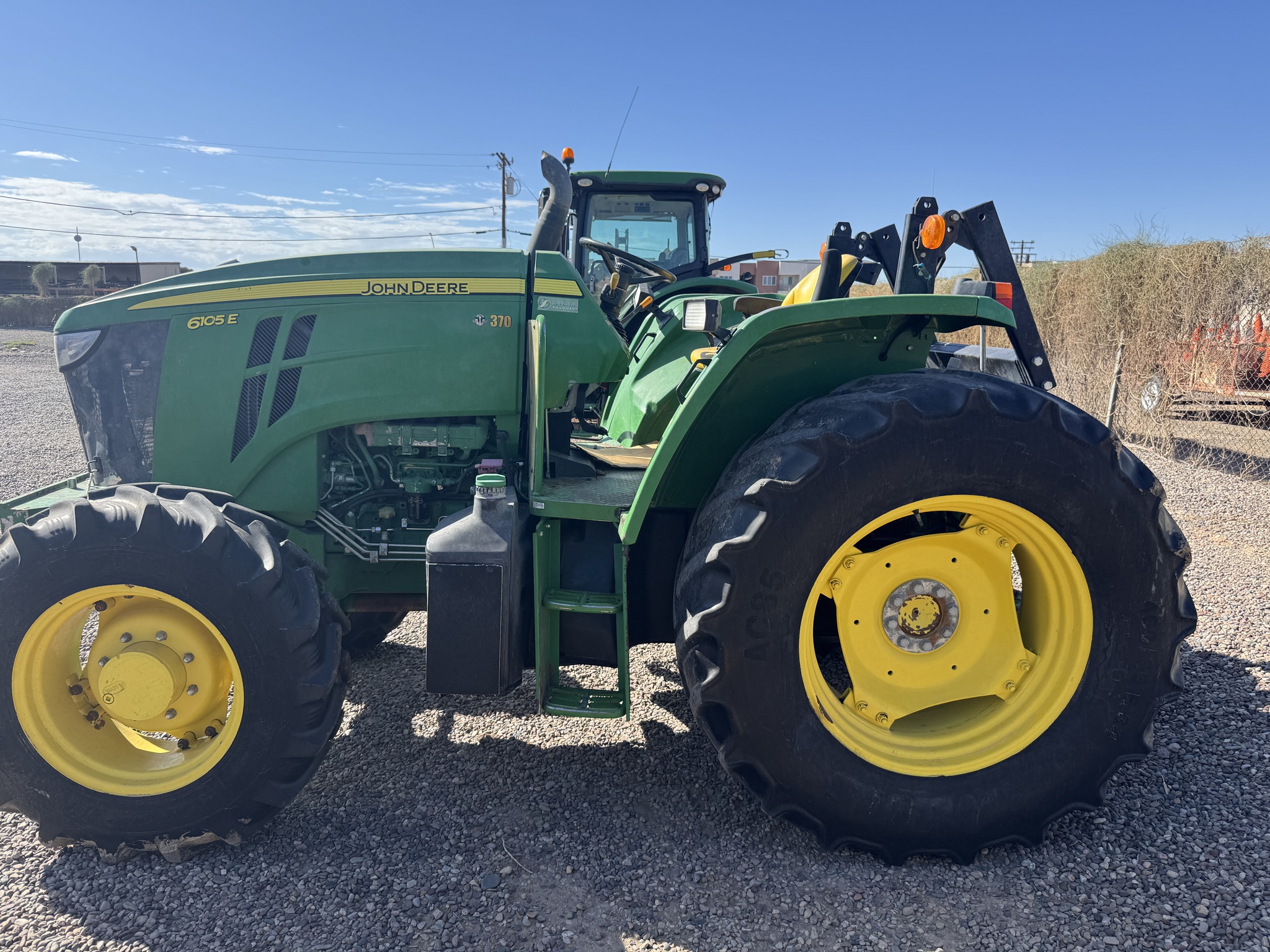 2020 John Deere 6105E Image 3