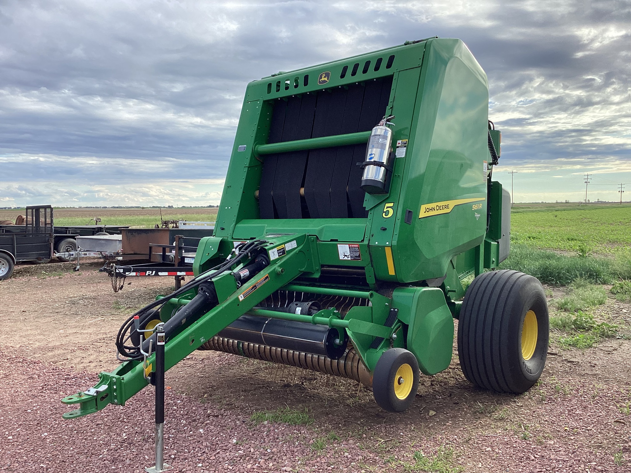 2024 John Deere 561R Image 4