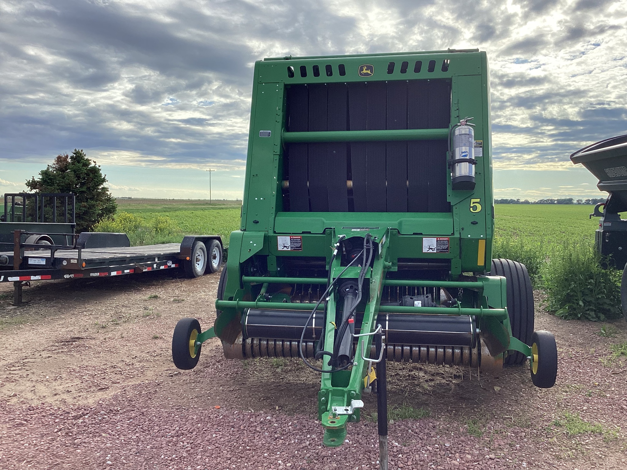 2024 John Deere 561R Image 5
