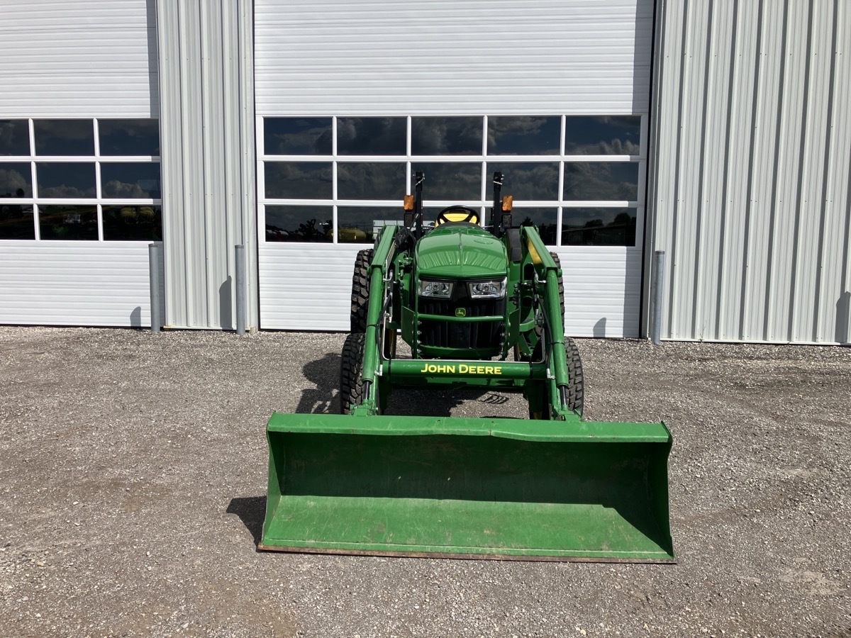 2019 John Deere 4052M Image 5