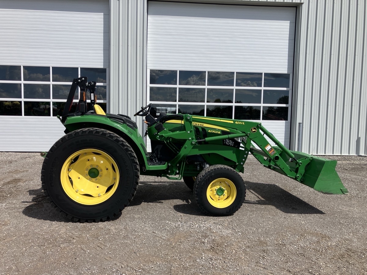 2019 John Deere 4052M Image 1