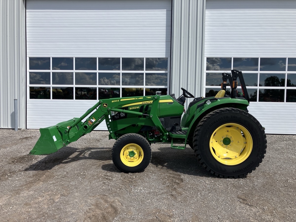 2019 John Deere 4052M Image 2