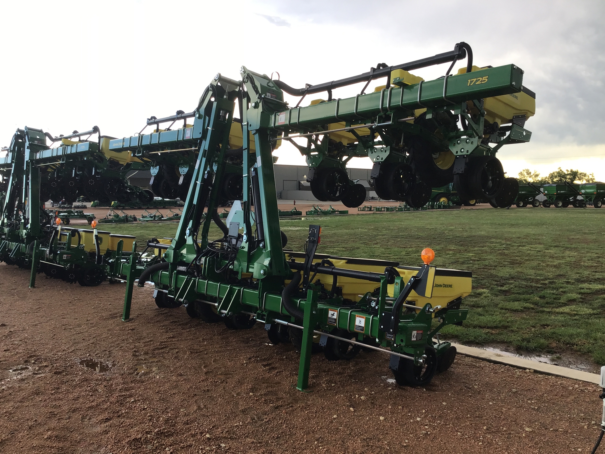 2024 John Deere 1725 Image 3