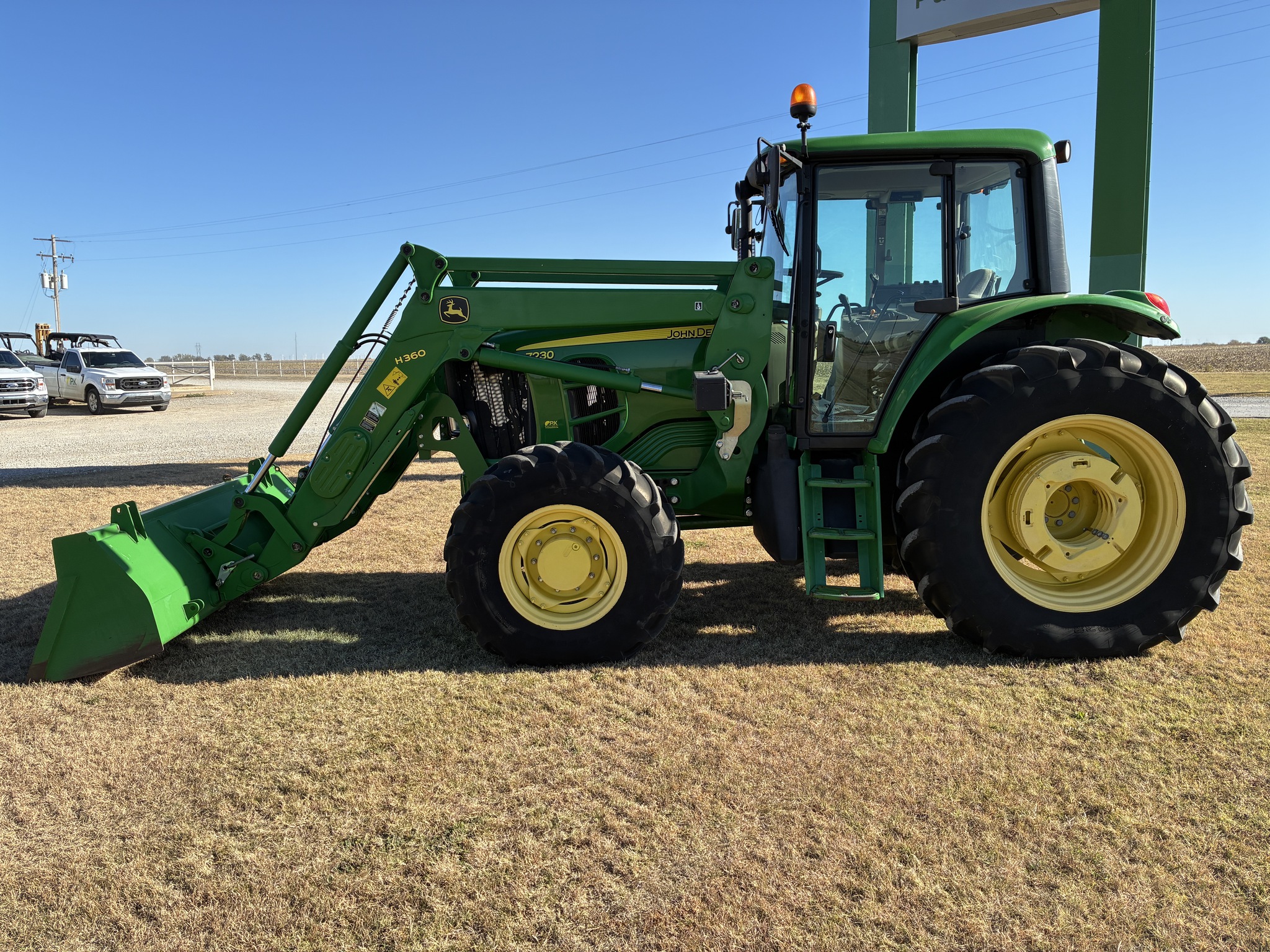 2012 John Deere 7230 Image 2