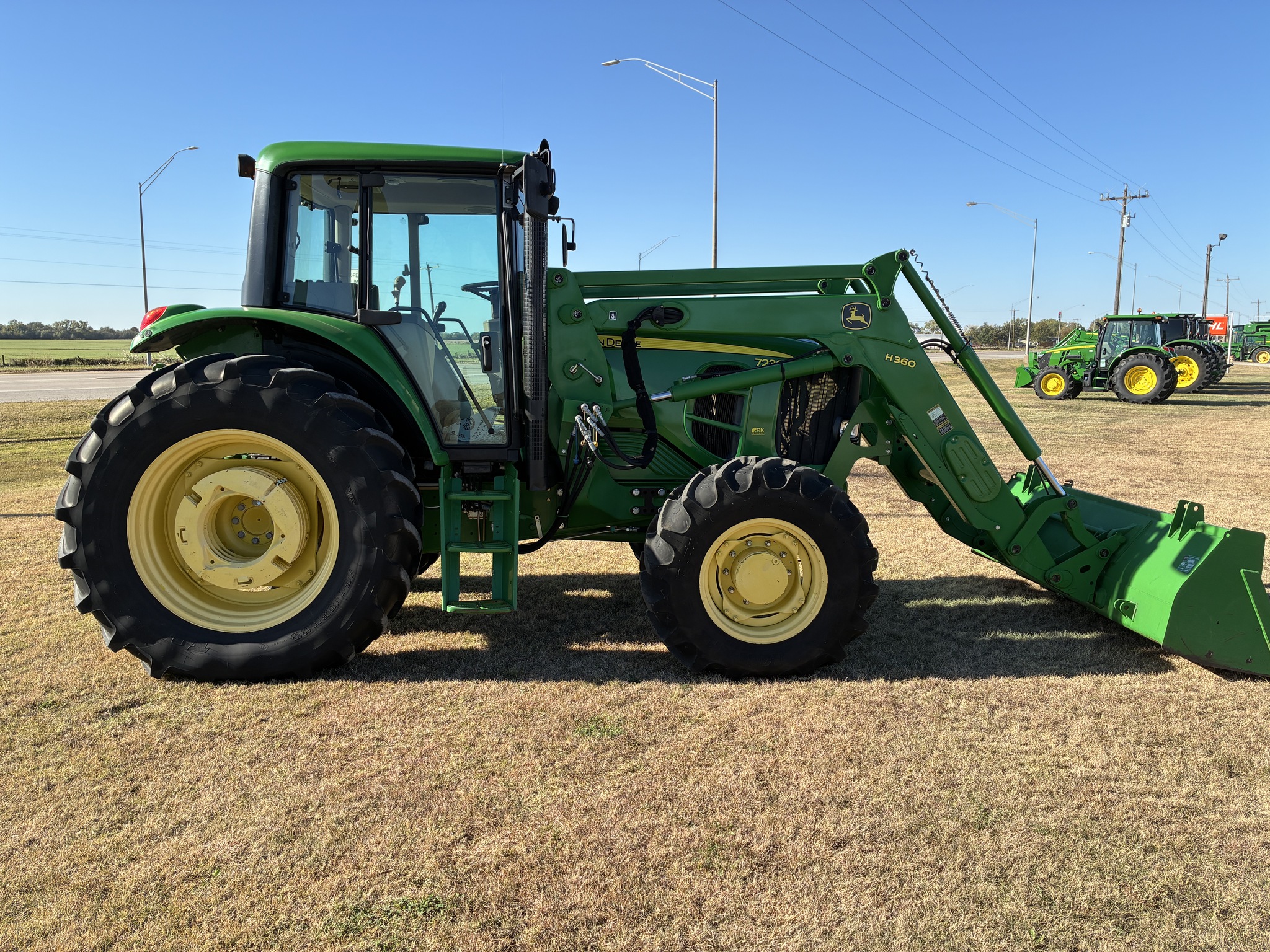2012 John Deere 7230 Image 6