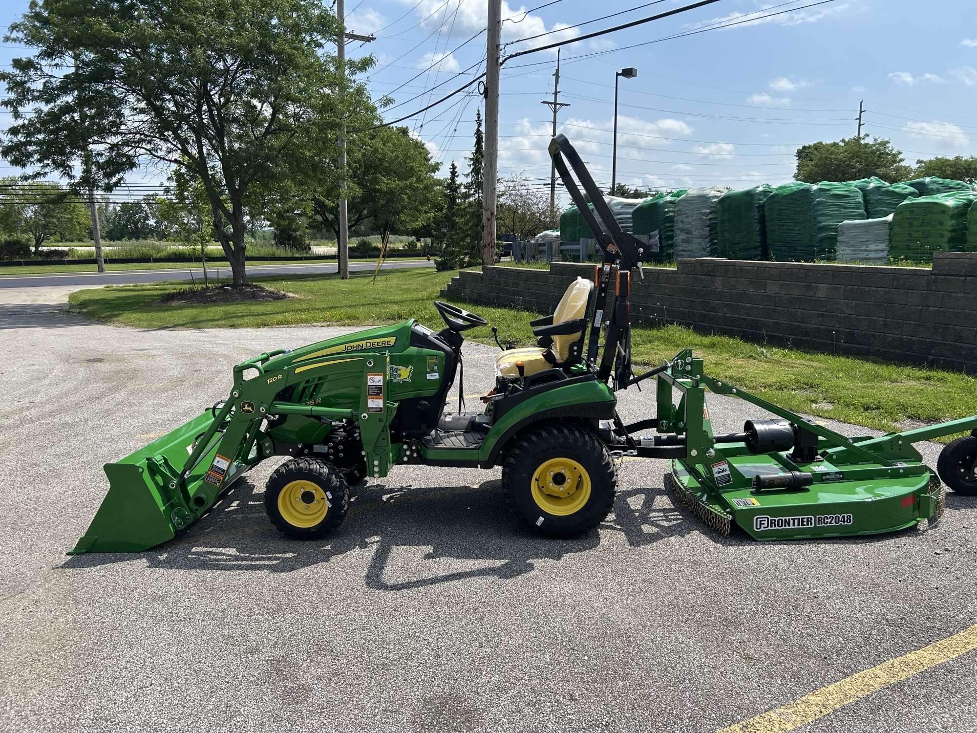 2025 John Deere 1025R Image 7