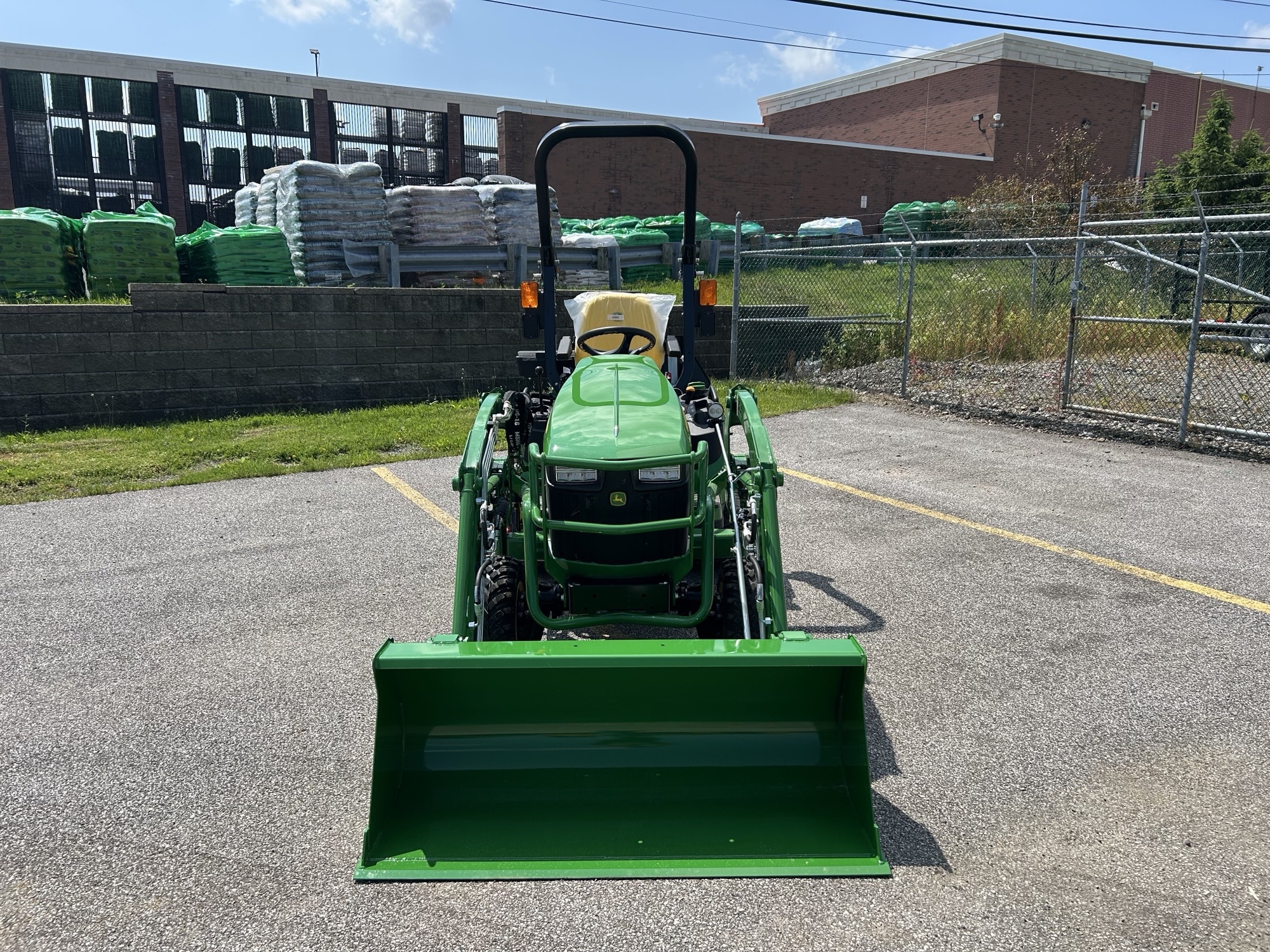 2025 John Deere 1025R Image 2