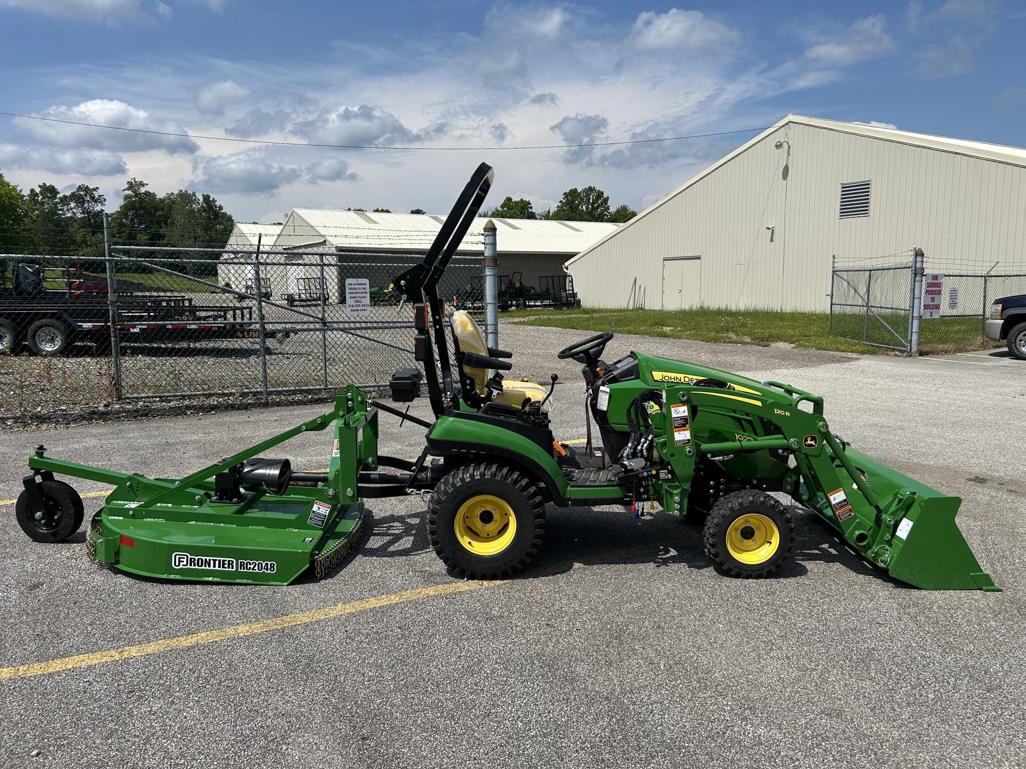 2025 John Deere 1025R Image 8