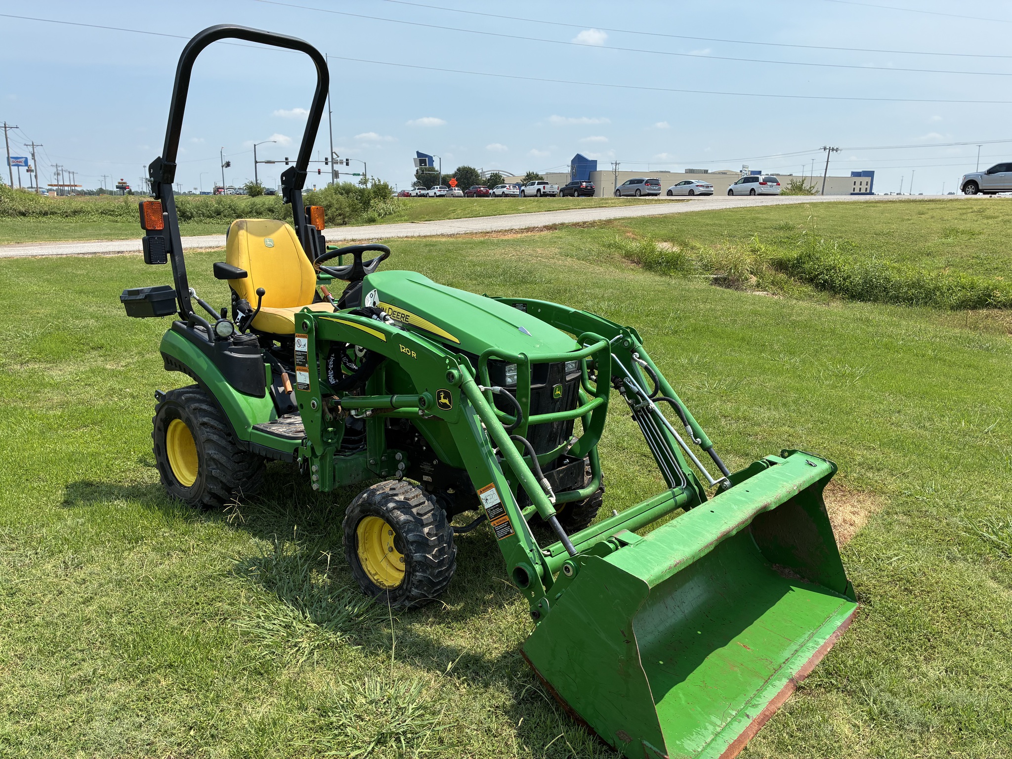 2023 John Deere 1025R Image 6