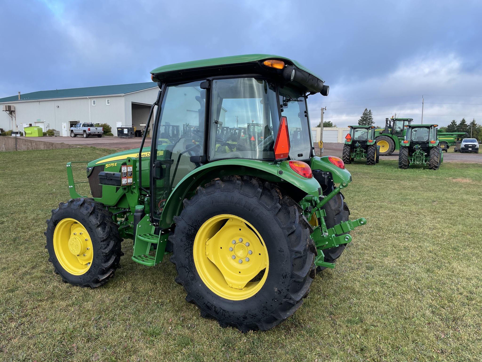 2023 John Deere 5075E Image 1